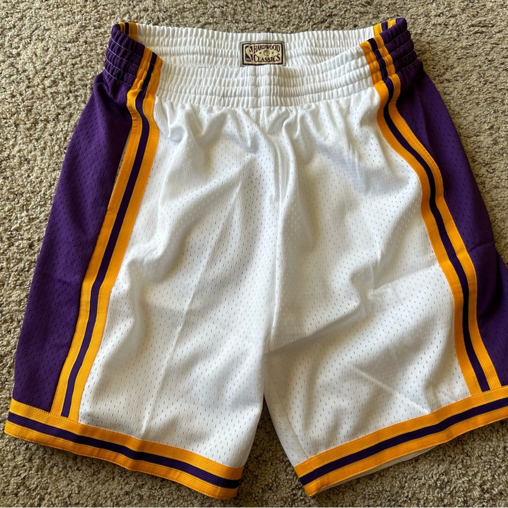 Mitchell & Ness swingman shorts lakers 1984 size Large